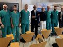 Al centro, il dottor Marco Scaglione con il paziente Francesco Altieri, il primario del reparto di Anestesia e Rianimazione Alessandro Bianchi, il direttore generale dell’Asl AT Giovanni Gorgoni, il direttore sanitario Andrea Fabbo e l’equipe di Cardiologia Al centro, il dottor Marco Scaglione con il paziente Francesco Altieri, il primario del reparto di Anestesia e Rianimazione Alessandro Bianchi, il direttore generale dell’Asl AT Giovanni Gorgoni, il direttore sanitario Andrea Fabbo e l’equipe di Cardiologia