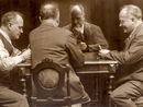 Fotomontaggio con autoritratti di Arturo Rocca che gioca a carte con se stesso