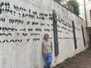 Gosia Turzeniecka davanti al suo murale ad Agliano Terme