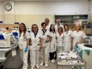 L’equipe del SIMT: medici biologi, infermieri, tecnici di laboratorio con il direttore della struttura complessa, Sandro Macchi, e la coordinatrice tecnica Concetta Tona.