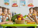 Bambini in una mensa con cibi sani Bambini in una mensa con cibi sani