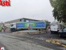 Un mezzo pesante impegnato nel transitare sulla nuova rotonda