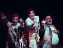 Un'immagine di scena dello spettacolo con, da sinistra a destra: Andrea Caldi, Elena Romano e Fabio Fassio