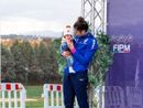 Immagine d'archivio dell'atleta sul podio con la figlia, all'epoca neonata