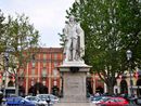 Il monumento a Vittorio Alfieri, uno dei simboli della città
