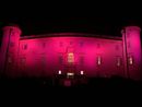 Il castello illuminato di rosso in occasione di una precedente edizione della manifestazione Il castello illuminato di rosso in occasione di una precedente edizione della manifestazione