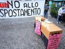 Gli ambulanti, in segno di protesta, erano arrivati addirittura a inscenare il &quot;funerale&quot; del mercato (ph. Merfephoto - Efrem Zanchettin)