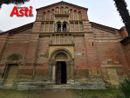 La facciata della splendida abbazia di Vezzolano La facciata della splendida abbazia di Vezzolano