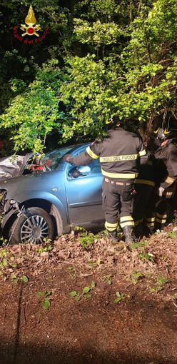 Cossombrato: auto esce di strada e sbatte contro un albero. Un ferito