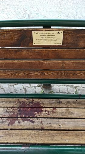 Ferito durante una rissa, da cocci di bottiglia sulla panchina di piazza Roma intitolata ai gemelli Bugnano [VIDEO]