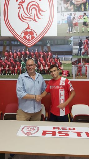Il direttore sportivo Antonio Ballario con il neo acquisto Gioele Deiana Testoni