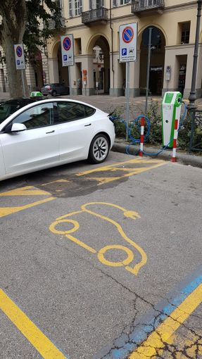 Posizionate colonnine di ricarica per auto elettriche nelle principali piazze di Asti