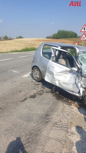 Incidente sulla provinciale per Moncalvo all'incrocio per Calliano. Tre mezzi coinvolti [FOTO]