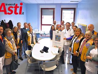 Nell'immagine, il personale del Pronto soccorso e il direttore generale dell’Asl At con la delegazione del Club guidata dalla presidente Donatella Peirone, e il governatore del Distretto Lions 108la3, Oscar Bielli