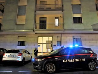 Pattuglie dell'Arma di fronte al condominio in cui è avvenuto l'omicidio