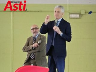 Il prefetto con, alle sue spalle, il moderatore Filippo Larganà