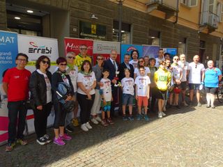 La consegna dell'assegno all'associazione One More Life