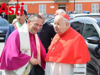 Il cardinal Dziwisz con il parroco di Isola, don Maurizio Giaretti