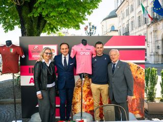 Sempre da sinistra a destra: Tiziana Raspini, Alberto Cirio, Vincenzo Nibali e Umberto Raspini