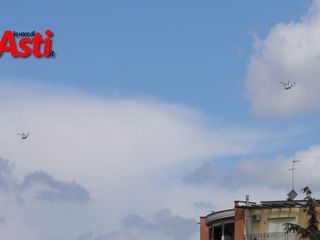 Gli elicotteri che volteggiavano oggi sopra la zona dello stadio - nelle restanti foto, le operazioni di controllo e bonifica  (Merphefoto)