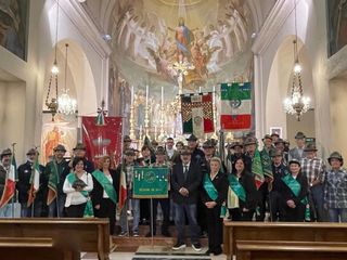 Foto di gruppo al termine della cerimonia religiosa nella parrocchiale di Cunico.
