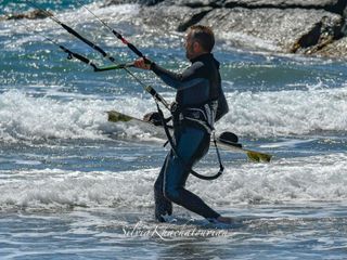 Colombini impegnato con il kite surf (immagine tratta dal suo profilo Facebook) Colombini impegnato con il kite surf (immagine tratta dal suo profilo Facebook)