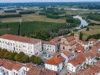 Una veduta aerea del paese