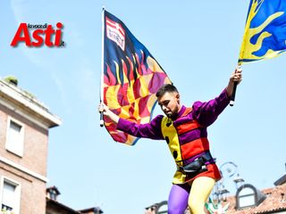 La sbandierata dell'Asta in piazza San Secondo (Fotoservizio Gauzzone, Merphefoto, Olimpi)