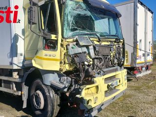 Uno dei mezzi coinvolti nell'incidente di stamattina