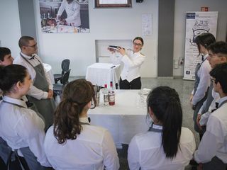 Studenti e studentesse della Scuola Alberghiera a lezione di Cucina e in Sala