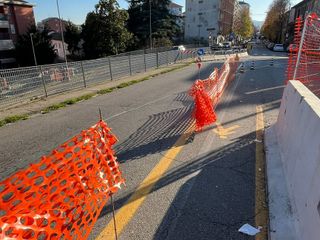 Immagini della passerella pedonale allestita a margine del cantiere