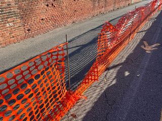 Immagini della passerella pedonale allestita a margine del cantiere