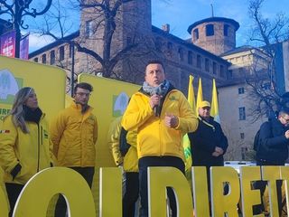 Mezzi agricoli e manifestanti in piazza Castello