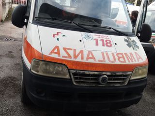Le immagini dell'arrivo e della partenza dell'ambulanza