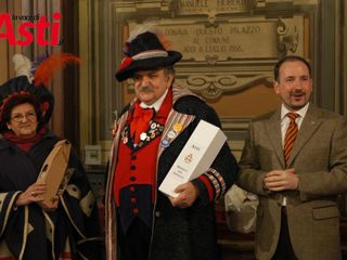 Un giovane Maurizio Rasero, all'epoca ovviamente non ancora sindaco di Asti, con le maschere astigiane