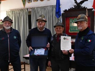 La consegna degli attestati al novantenne Alpino Riccardo Tavano tra Fausone, Pighin e Favero (Ph Signorini)