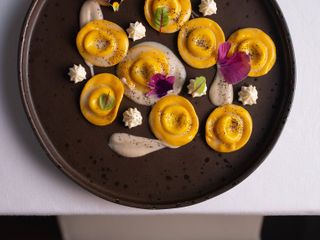 Bottoni di pasta fresca, gorgonzola, topinambur e pere