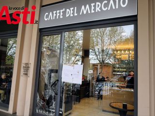 Altre immagini della vetrata del Caffè del Mercato presa di mira dai ladri - Ph. Merfephoto - Efrem Zanchettin Altre immagini della vetrata del Caffè del Mercato presa di mira dai ladri - Ph. Merfephoto - Efrem Zanchettin