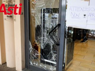 Altre immagini della vetrata del Caffè del Mercato presa di mira dai ladri - Ph. Merfephoto - Efrem Zanchettin Altre immagini della vetrata del Caffè del Mercato presa di mira dai ladri - Ph. Merfephoto - Efrem Zanchettin
