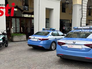 Volanti della Polizia sul posto
