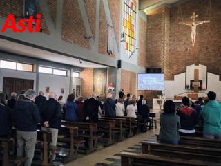 Le immagini dei funerali trasmesse nella chiesa parrocchiale di Nostra Signora di Lourdes ad Asti (Merphefoto)