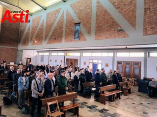 Le immagini dei funerali trasmesse nella chiesa parrocchiale di Nostra Signora di Lourdes ad Asti (Merphefoto)