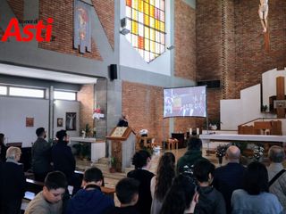 Le immagini dei funerali trasmesse nella chiesa parrocchiale di Nostra Signora di Lourdes ad Asti (Merphefoto)