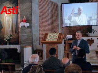 Le immagini dei funerali trasmesse nella chiesa parrocchiale di Nostra Signora di Lourdes ad Asti (Merphefoto)