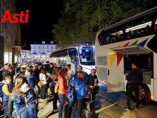 Le immagini della partenza, ieri sera, davanti alla Prefettura (Merphefoto)
