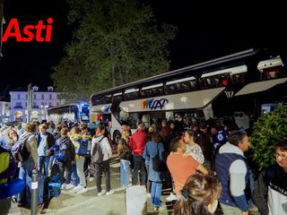 Le immagini della partenza, ieri sera, davanti alla Prefettura (Merphefoto)