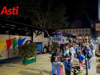 Le immagini della partenza, ieri sera, davanti alla Prefettura (Merphefoto)