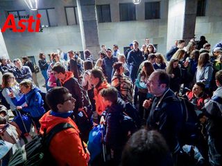Le immagini della partenza, ieri sera, davanti alla Prefettura (Merphefoto)