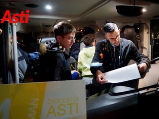 Le immagini della partenza, ieri sera, davanti alla Prefettura (Merphefoto)
