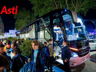 Le immagini della partenza, ieri sera, davanti alla Prefettura (Merphefoto)
